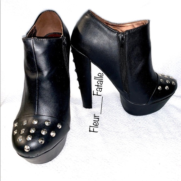 Gorgeous Fashionable Black Studs Heels 🖤 - Picture 2 of 3